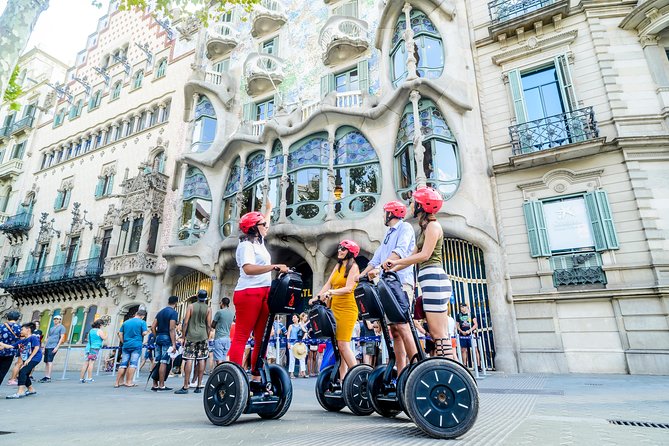 2,5h Barcelona Gaudí Segway Tour - Monument a Colom, Port Vell, and Pla de Palau lampposts