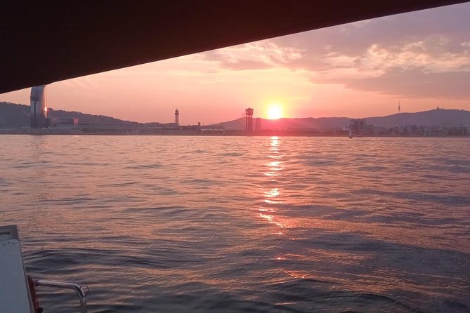 2-Hour Sailing Tour in Barcelona with Open Bar & Snacks - Skippers, conversation, and the small-group difference