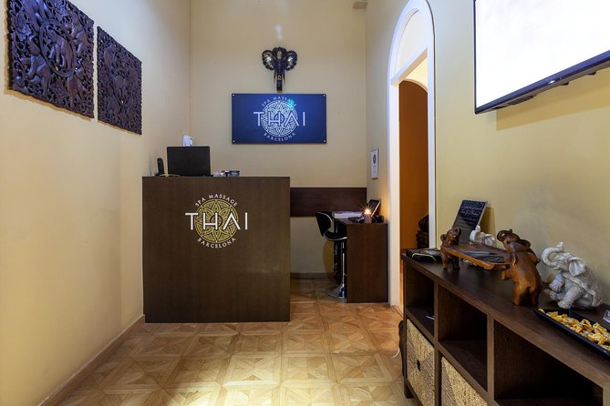 60 min Foot and Leg Massage at THAI SPA MASSAGE BARCELONA - The Floral Bath Foot Cleansing Step