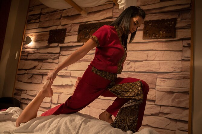 90 min Thai-Bali Fusion Massage at THAI SPA MASSAGE BARCELONA - Stretching First: How the Session Gets You to Relax Faster