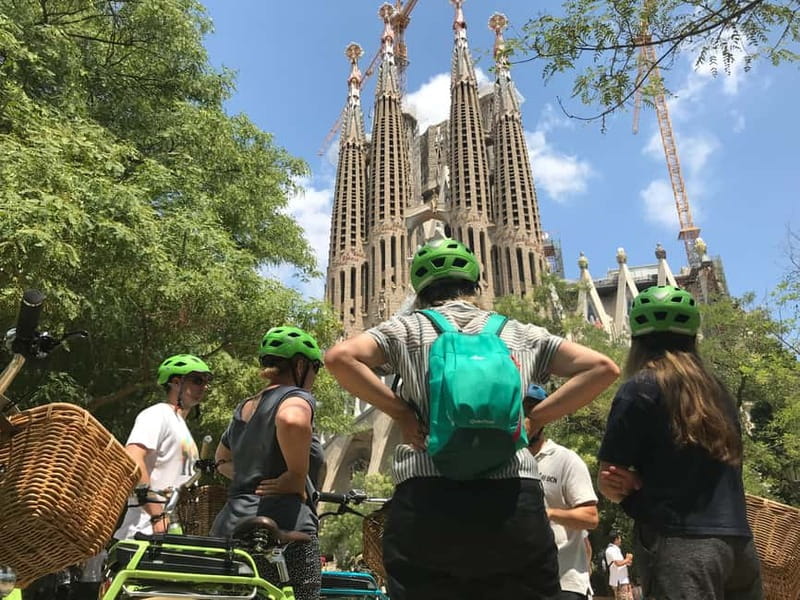 Barcelona: 1.5-Hour Sightseeing Tour by Bike/Electric Bike - Plaça Reial: Fountain of the 3 Graces and Gaudí lamp designs