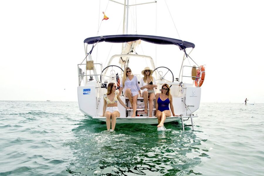 Barcelona 1 hour Scenic Sailboat Tour with Snacks and Drinks - The crew vibe: professional skipper, friendly service
