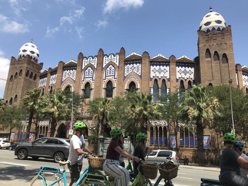 Barcelona: 2.5-Hour Bike or E-Bike Historical Tour - Sagrada Familia finish: time to look, plus guided direction