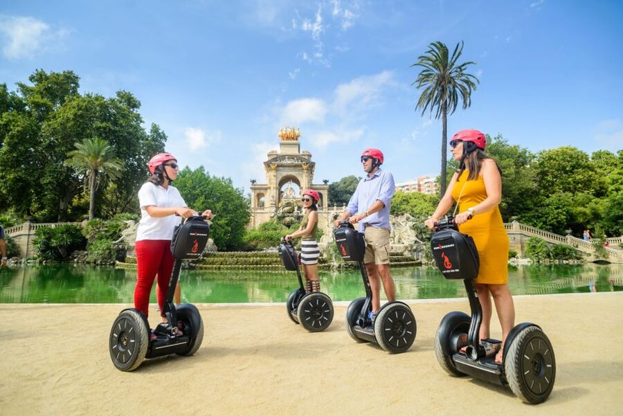 Barcelona: 2,5h Gaudí Segway Tour - First meet-up and Segway training at Jardins de les Tres Xemeneies