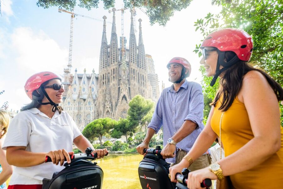Barcelona: 2,5h Gaudí Segway Tour - Gaudí details at Pla de Palau lampposts and Ciutadella Park