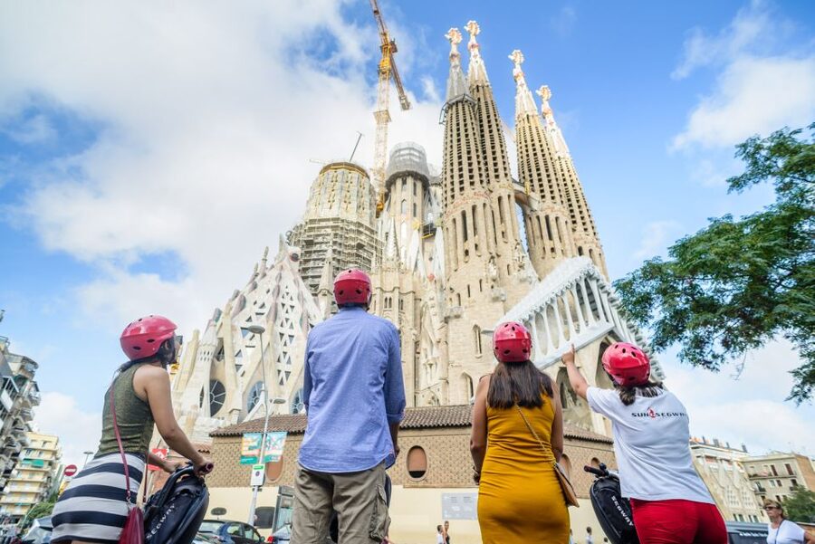 Barcelona: 2,5h Gaudí Segway Tour - Arc de Triomf to Eixample: the Modernisme street grid