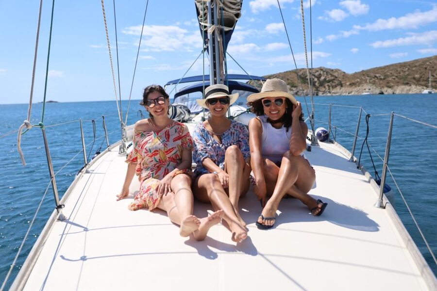 Barcelona 2h private sailing tour with local Skipper - Languages, group size, and who this sail suits best
