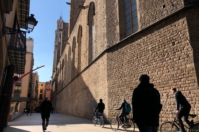 Barcelona 3-hour Bike or E-Bike Tour: Highlights and Hidden Gems - Placa Del Rei, then the cathedral area for medieval Barcelona context