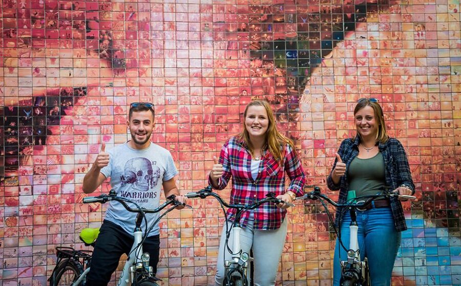 Barcelona: 4-Hour E-Bike Photography Tour - Sagrada Família plus the Arc de Triomf: where big views meet bike-lane flow