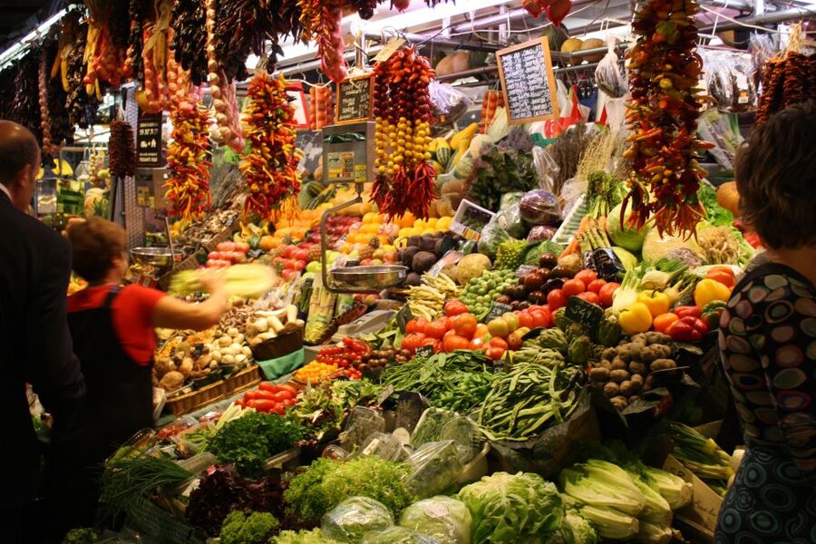 Barcelona: 4-Hour Private Market & Foodie Tour - Walking the old city and La Rambla without getting lost