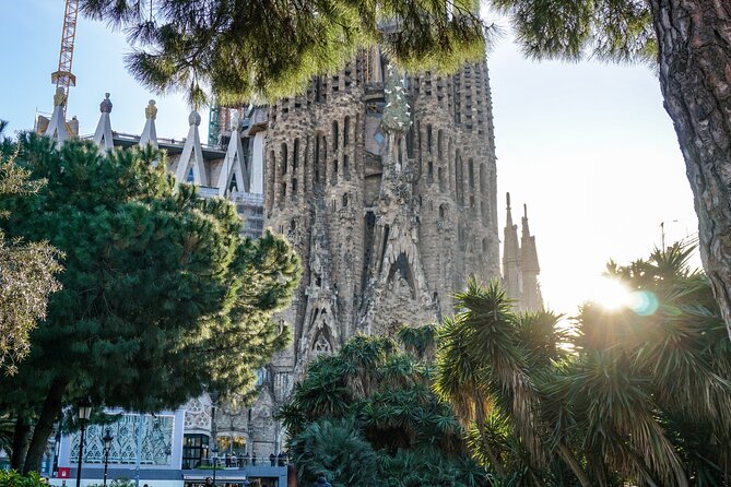 Barcelona all included: Sagrada, Park Güell, Montjuic & Gothic - Passeig de Gràcia pass-by: Casa Batlló and La Pedrera from the outside