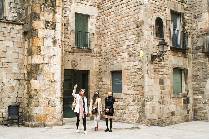 Barcelona all included: Sagrada, Park Güell, Montjuic & Gothic - Sagrada Familia: guided framing plus skip-the-line time