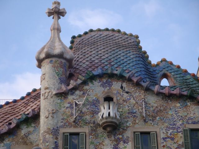 Barcelona: Art Nouveau & Gaudí Tour - Weather and pace: what to wear and how to make it work