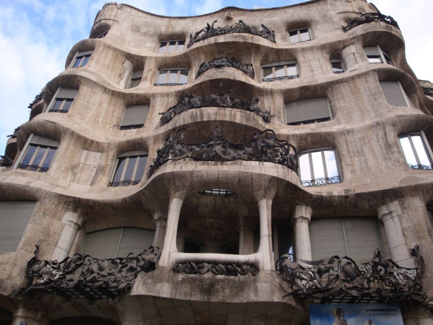 Barcelona: Art Nouveau & Gaudí Tour - Starting in Eixample: wide streets, big ideas, zero guesswork