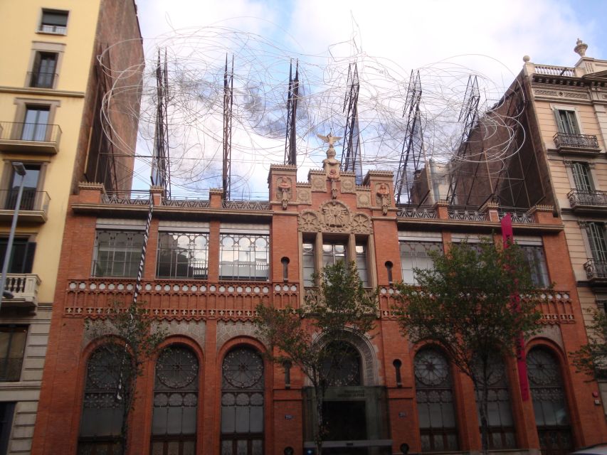 Barcelona: Art Nouveau & Gaudí Tour - Gaudí time: dragon legends, strings, and design logic you can spot