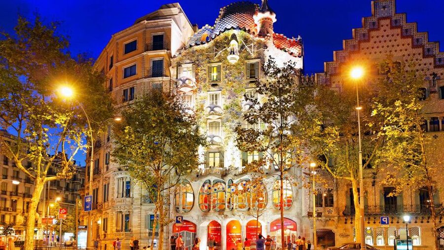 Barcelona Audioguide - TravelMate app for your smartphone - Modern Barcelona on Passeig de Gràcia, Gaudí stops, and Camp Nou