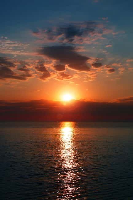 Barcelona Badalona : Sailboat Tour, Snacks, Drinks, Swimming - When to Go and How to Plan Your Day