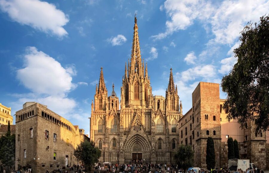 Barcelona: Barri Gotic Small Group Walking Tour - Where you meet: starting near Plaça de Catalunya and Hard Rock Cafe