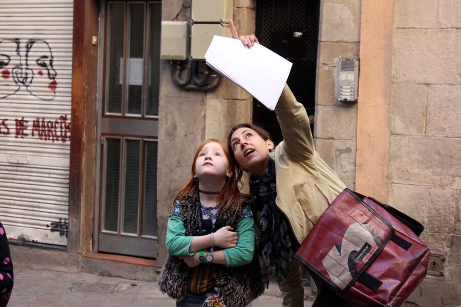 Barcelona: Barrio Gótico Dragon Tour for Families - Barrio Gótico puzzles: following clues through winding streets
