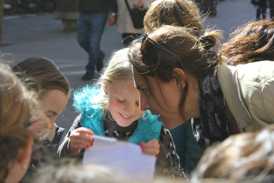 Barcelona: Barrio Gótico Dragon Tour for Families - Las Ramblas finale: the dragon with a fan moment