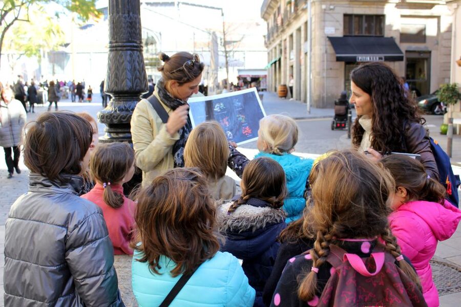 Barcelona: Barrio Gótico Dragon Tour for Families - Languages and guides: when you want the tour to fit your family