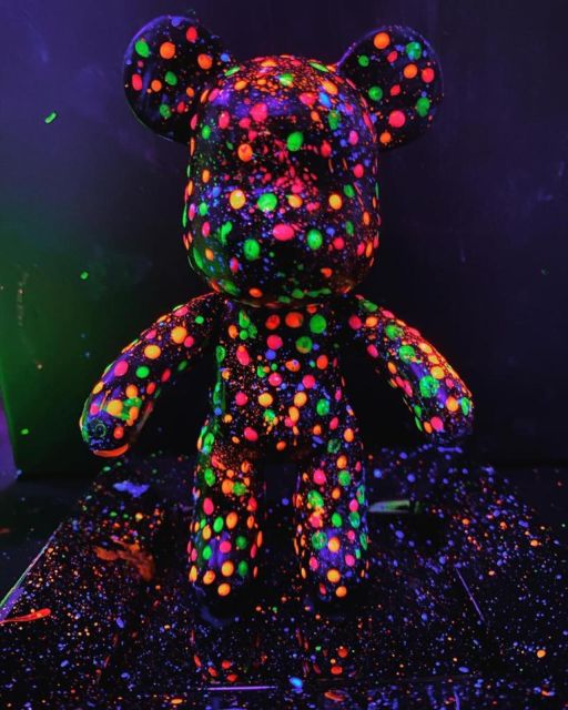 Barcelona: Bear-brick Fluorescent Painting | Wine and Art - Who This Workshop Suits Best