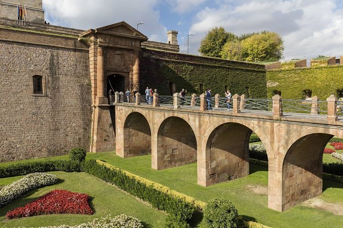 Barcelona Best Views: Old Town and Montjuic Castle Private Tour - Parc de Montjuïc Tower Views and the Possible Magic Fountain Moment
