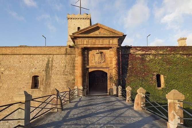 Barcelona Best Views: Old Town and Montjuic Castle Private Tour - Meeting at Palau Moja and Getting Oriented in the City Center