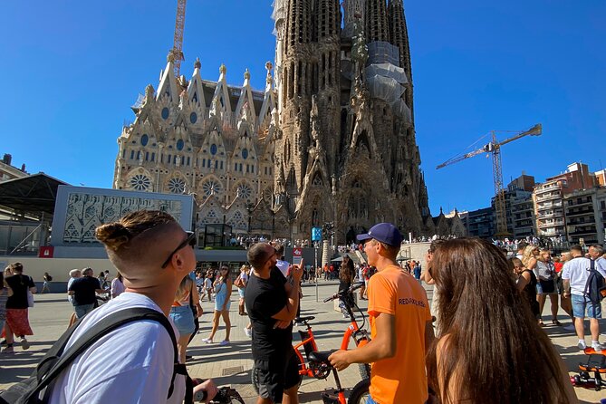 Barcelona bike tour with French guide 20-ТOP, bike/eBike - Parliament parrots and Neptuno Fountain: quick moments with real character