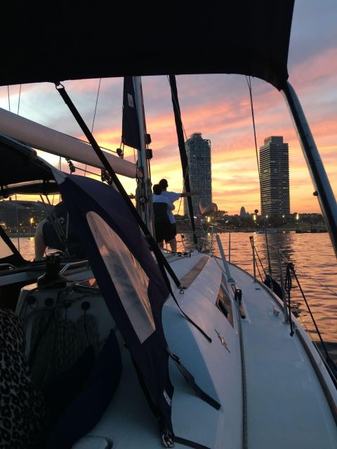 Barcelona: Boat trip with cava in amazing sailboat - W Barcelona and Old City at sunset: two different kinds of scenery