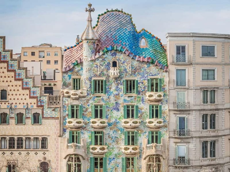 Barcelona: Casa Batlló Tour and Optional White Rabbit Museum - Where Casa Batlló starts: the façade that feels like a shoreline