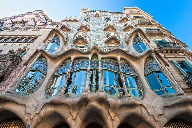 Barcelona: Casa Batlló Tour and Optional White Rabbit Museum - Meeting point reality check: don’t miss the sign
