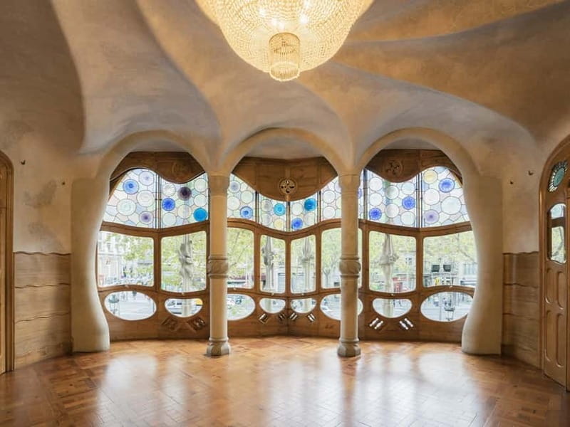 Barcelona: Casa Batlló Tour and Optional White Rabbit Museum - Group size and bilingual format: what could affect your enjoyment