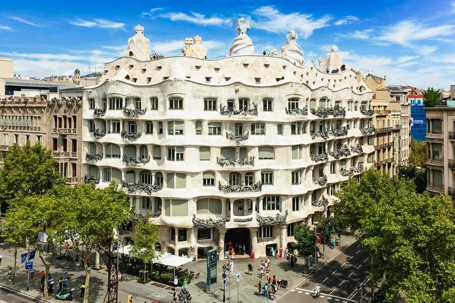 Barcelona: Casa Milà Early-Morning Access Guided Tour - Meeting at Passeig de Gracia and what the schedule really means