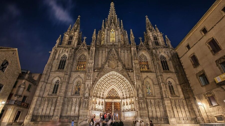 Barcelona Cathedral: Exclusive walking tour & entry tickets. - Key points