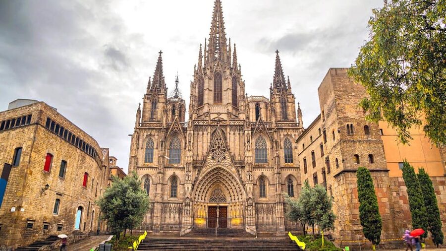 Barcelona Cathedral: Exclusive walking tour & entry tickets. - Getting your entry tickets handled quickly (skip the line), then choosing your route inside