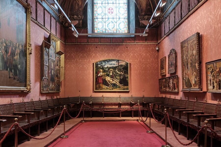 Barcelona: Cathedral of Barcelona Entry Ticket - Arriving in the Pieta and Saint Eulalia entry sequence