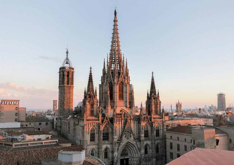 Barcelona Cathedral: Ticket, Guided Tour and VR Experience - Major historical moments you can picture, from 1137 to 1493