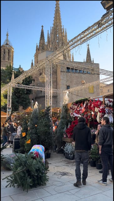 Barcelona: Christmas Lights and Markets Bike Tour - Pace, distance, and what to bring for an easy evening
