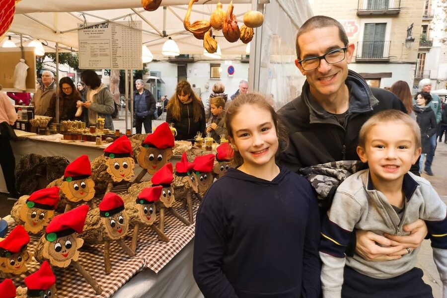 Barcelona: Churros, Hot Chocolate, and Games Family Tour - La Rambla, Gaudi corners, and Plaza Reial, without the full crowd crush