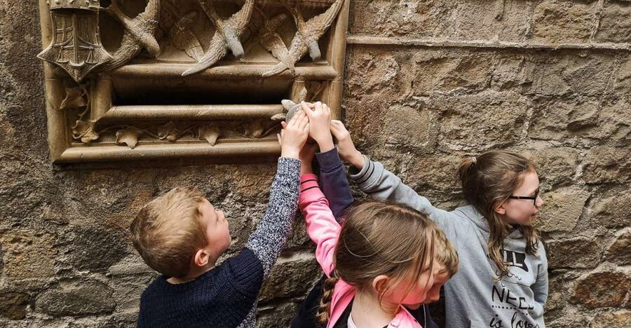 Barcelona: Churros, Hot Chocolate, and Games Family Tour - Meeting near La Rambla and getting your bearings fast