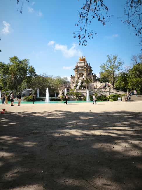Barcelona: City Highlights Bike Tour with Locals - Pace, breaks, and the small group vibe (up to 9 people)