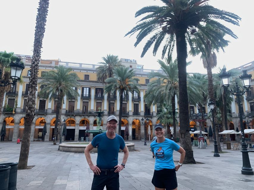 Barcelona: City Highlights Guided Running Tour - Barcelona Cathedral and the guide photo moment