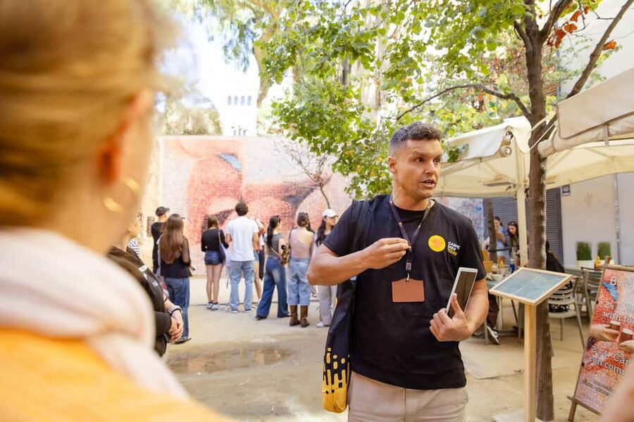 Barcelona: City Walking Tour with Local Guide - Where You Start: Escultura Barcino and How the Walk Gets Moving
