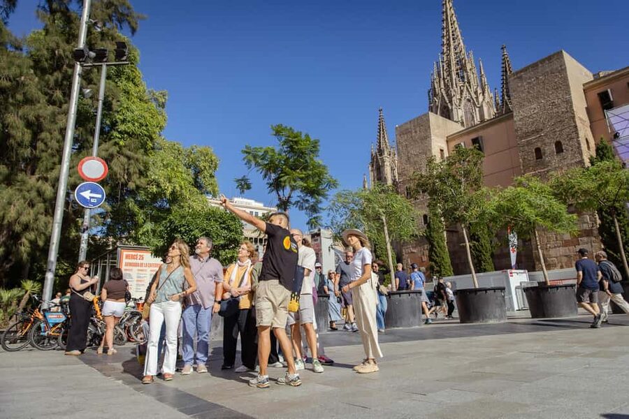 Barcelona: City Walking Tour with Local Guide - Stop by Stop: From Els Quatre Gats to Plaça Santa Maria
