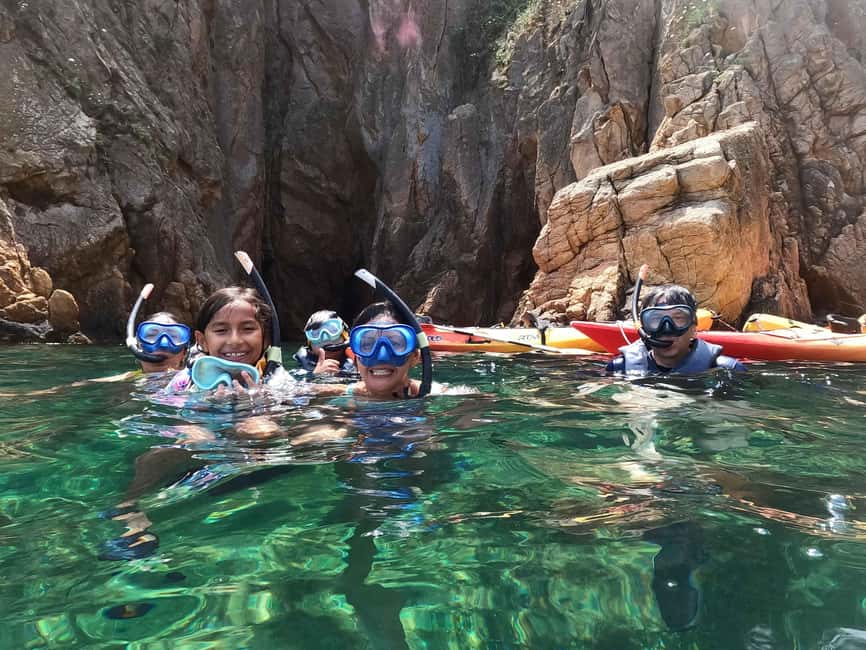 Barcelona: Costa Brava Kayak and Snorkel Tour with Lunch - Changing rooms, locked storage, and photos of the day