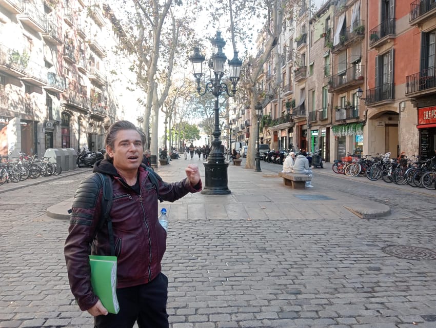 Barcelona: Curious Legends and Traditions of Old Town Tour - Meeting at Gelatiamo Cafe, and How to Win the First 10 Minutes