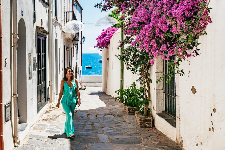 Barcelona: Dali Museum, House and Cadaques Guided Tour - Cadaqués: the fishing village feel that sold Dalí on the coast
