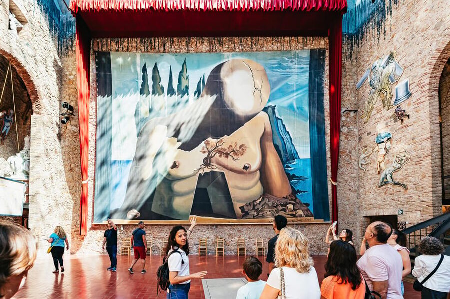 Barcelona: Dali Museum, House and Cadaques Guided Tour - If you travel in summer: medieval coastal town and Púbol Castle