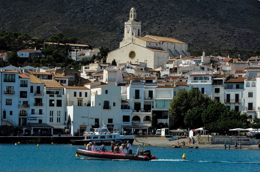 Barcelona: Dali Museum, House and Cadaques Guided Tour - Guides and what makes the tour better in motion